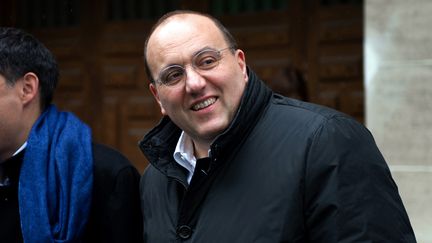 Le d&eacute;put&eacute; PS de l'Essonne, Julien Dray, arrive au QG de Fran&ccedil;ois Hollande, &agrave; Paris, le 23 avril 2012. (BERTRAND LANGLOIS / AFP)