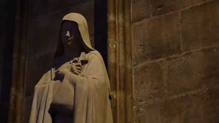 De nombreuses personnalités&nbsp;dénoncent une réhabilitation de mauvais goût qui dénature le décor de la cathédrale.&nbsp; (CAPTURE D'ÉCRAN FRANCE 2)