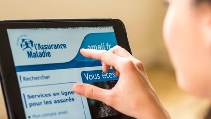 La grande enquête de "60 Millions de consommateurs" sur ces Français qui sont privés de leurs droits car ils n'ont pas Internet ou ne savent pas se servir de l'outil, pointe du doigt la Sécurité sociale. Sur les 3/4 des appels à l'assurance-maladie, les enquêteurs n'ont eu personne au bout du fil. (BSIP / UNIVERSAL IMAGES GROUP EDITORIAL / GETTY IMAGES)