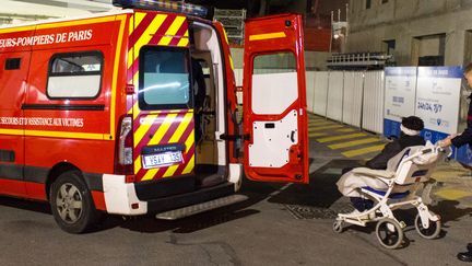 Une équipe de pompiers de la caserne de Bitche dépose une victime à l'hôpital Lariboisière, lundi 2 décembre 2019, à Paris. (GUILLEMETTE JEANNOT / FRANCEINFO)