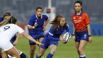 La demi-de-mêlée des Bleues, Pauline Bourdon, contre l'Angleterre, le 30 avril 2021. (LOIC BARATOUX / LOIC BARATOUX)