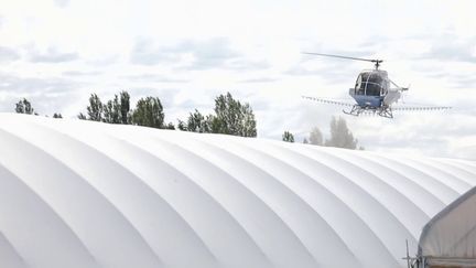 Agriculture : un hélicoptère pulvérise de la craie sur des serres pour lutter contre la chaleur