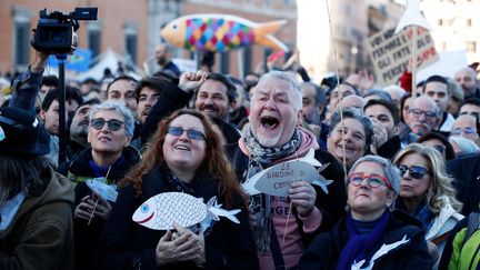 Manifestation du mouvement anti-nationaliste "Les Sardines" place San Giovanni à Rome le 14 décembre 2019. (MONDADORI PORTFOLIO VIA GETTY IM)