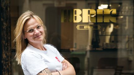 Ecaterina Paraschiv devant son restaurant Ibrik Kitchen, à Paris. (ECARTERINA PARASCHIV / EMILIE FRANZO)