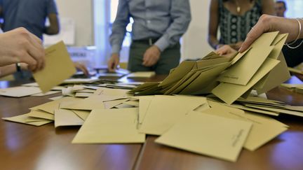 Des bulletins de vote lors du dépouillement dans un bureau de Toulouse (Haute-Garonne), le 23 avril 2017. (PASCAL PAVANI / AFP)