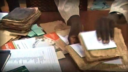 Des manuscrits de l'Institut Ahmed-Baba de Tombouctou (Mali), avant leur destruction par les islamistes en janvier 2013. ( FRANCE 2 / FRANCETV INFO)