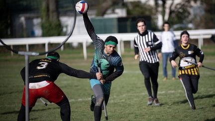 Une partie de&nbsp;quidditch&nbsp;entre deux équipes de Paris et d'Angers, jeu inspiré par les romans d'Harry Potter de&nbsp;J.K. Rowling, le 22 février 2022. (LOIC VENANCE / AFP)