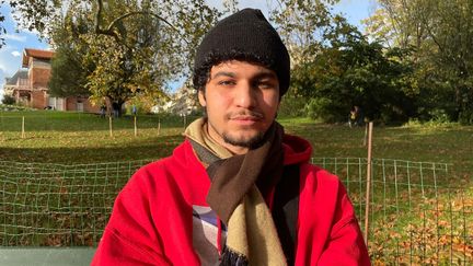 Marwan, 19 ans, étudiant à Paris, dans le parc des Buttes-Chaumont. (MANON MELLA / FRANCEINFO)