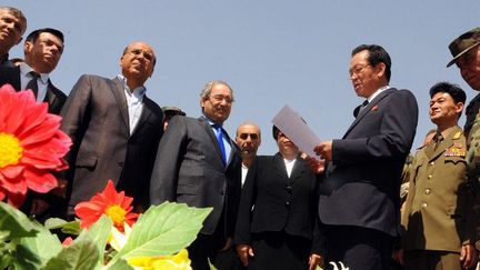 L'ambassadeur nord-coréen en Syrie, Jang Myong, inaugure le 31 août 2015, dans le sud de Damas, un parc de 9.000 m2 en l'honneur de Kim Il-Sung, père fondateur de la Corée du nord, en présence du vice-ministre syrien des Affaires étrangères, Fayçal Mokdad. (AFP PHOTO/HO/SANA )