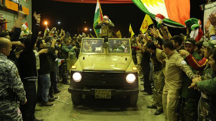 Un convoi de combattants kurdes d'Irak, le 29 octobre 2014 au poste-fronti&egrave;re irako-syrien de Duhok. (EMRAH YORULMAZ / ANADOLU AGENCY / AFP)