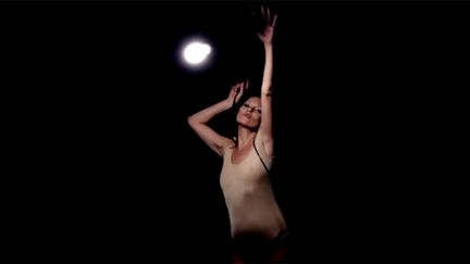 Kate Moss dans le clip de Massive Attack "Ritual Spirit".
 (saisie écran)