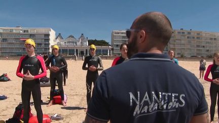 En attendant la réouverture des piscines municipales, certains clubs de natation proches du littoral s’entraînent en mer.
 (France 3.)