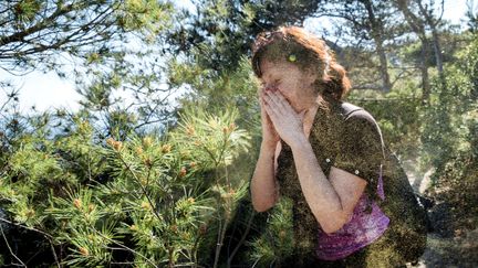 Une femme se promène dans les cyprès près de Hyères (Var), le 31 mars 2019. (CHAMUSSY / SIPA)