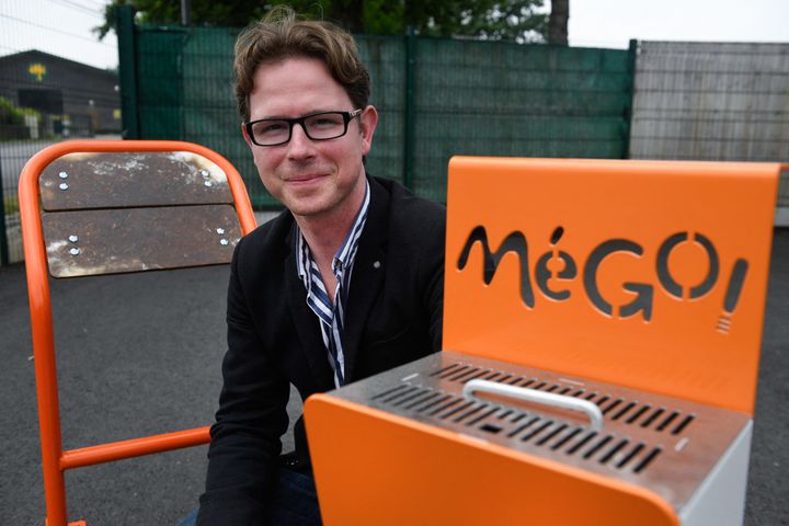 Le PDG français de MéGO, Bastien Lucas, pose à côté d'un produit fabriqué à partir de mégots de cigarettes (à gauche), le 29 mai 2018 à Bourg-Blanc (Finistère). (FRED TANNEAU / AFP)