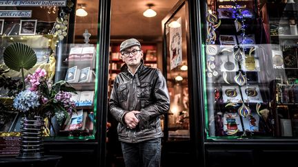 L'écrivain Sylvain Tesson devant la Librairie des Abbesses à Paris, pour le lancement de l'opération "Rallumez les feux de nos librairies", le 2 novembre 2020 (STEPHANE DE SAKUTIN / AFP)