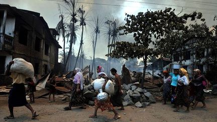 de leurs villages où les maisons ont été brulées. 

Sur les 300.000 à 350.000 Rohingyas qui vivent au Bangladesh, environ 29.000 habitent les camps de Kutupalong et Nayapara, régis par le HCR, dans la région de Cox’s Bazar.

Outre le fait que ces deux camps sont bien équipés (maisons, écoles et système d’égouts), leurs habitants bénéficient du statut de réfugiés. (AFP)