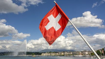 Un drapeau suisse à Genève (Suisse), le 20 septembre 2020. (BERNARD JAUBERT / ONLY WORLD / AFP)