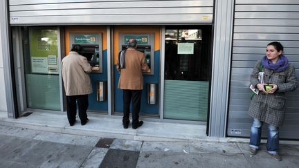 Des Chypriotes retirent de l'argent &agrave; Nicosie (Chypre), le 22 mars 2013. (LOUISA GOULIAMAKI / AFP)