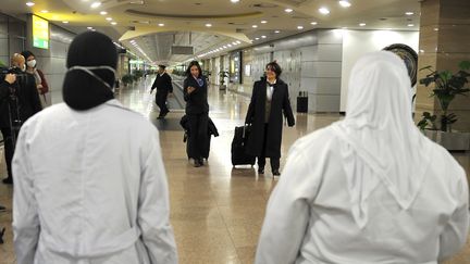 Des employés des services égyptiens à l'aéroport international du Caire (Egypte), le 1er février 2020. (AFP)