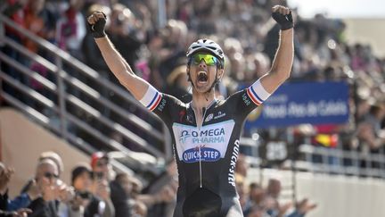 Le N&eacute;erlandais Niki Terpstra c&eacute;l&egrave;bre sa victoire de la 112e &eacute;dition du Paris-Roubaix, &nbsp;le 13 avril 2014. (ERIC FEFERBERG / AFP)