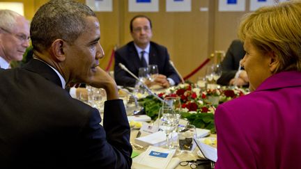 Le pr&eacute;sident am&eacute;ricain, Barack Obama (G), son homologue fran&ccedil;ais, Fran&ccedil;ois Hollande (C) et la chanceli&egrave;re allemande,&nbsp;Angela Merkel (D), r&eacute;unis &agrave; Bruxelles (Belgique), &agrave; l'occasion du sommet du G7, le 4 juin 2014. (ALAIN JOCARD / AFP)