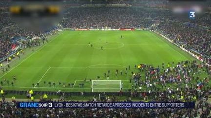 La pelouse du Parc OL a été envahie par les supporters. (FRANCE 3)