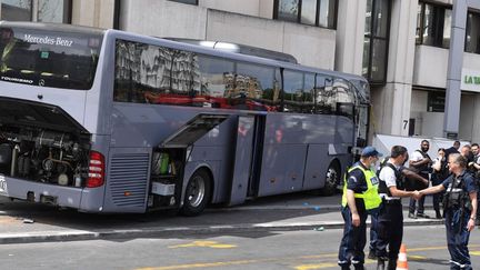 Un autocar&nbsp;a percuté la façade d'un immeuble près de la Porte de Clichy à Paris, le 26 juin 2022. (ALAIN JOCARD / AFP)