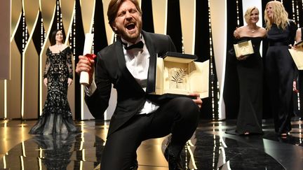 Le réalisateur suédois Ruben Östlund remporte la 57e Palme d'or pour le film "The Square". Il raconte l'histoire de Christian, un directeur d'exposition qui monte une performance artistique si explosive qu'il en perd le contrôle. Avec cette satire sociale grincante dénonçant l'hypocrisie bourgeoise, Ruben Östlund a déjoué la plupart des pronostics en remportant cette Palme d'or, après avoir remporté le prix du jury Un certain regard en 2014 pour "Snow Therapy". La critique de Lorenzo Ciavarin Azzi. 
 (Philip Rock / ANADOLU AGENCY)