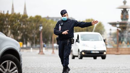 Un policier lors de&nbsp;contrôles à Paris pour s'assurer que les usagers de la route respectent le nouveau&nbsp;confinemlent dû à l'épidémie de Covid-19, le 30 octobre (photo d'illustration). (ALEXIS SCIARD / MAXPPP)