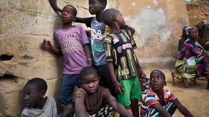 &nbsp;A l'Académie de Ségou, le directeur régional Itous Ag Ahmed Iknan brandit un courrier&nbsp;:&nbsp;"Regardez, encore une école qui ne pourra pas ouvrir ! C'est une lettre que j'ai reçue de Souba, juste de l'autre côté du fleuve, qui nous signale que huit jihadistes sont venus la semaine passée prêcher pendant cinquante minutes. (…) Dans leurs prêches, ils demandent que les écoles ferment. Il faut que l'armée revienne, que la zone soit sécurisée, sinon les écoles ne rouvriront pas." &nbsp; (MICHELE CATTANI / AFP)