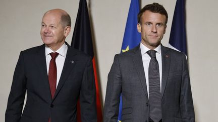 Le président français Emmanuel Macron et son homologue allemand Olaf Scholz le 6 octobre 2022 à Prague (République tchèque). (LUDOVIC MARIN / AFP)