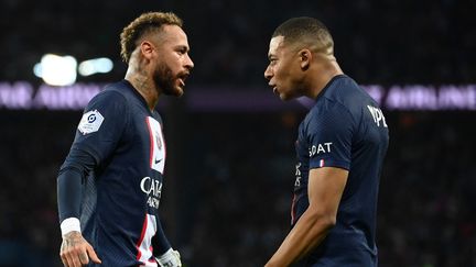 Les Parisiens Neymar et Kylian Mbappé (de gauche à droite) lors de la victoire contre Marseille pour la onzième journée de Ligue 1, au Parc des Princes, le 16 octobre 2022. (FRANCK FIFE / AFP)