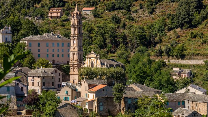 L'église et le campanile du village de La Porta. (ROBERT PALOMBA / ONLY FRANCE)