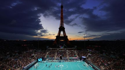 Déjà mythique. Après le beach-volley, le site de la tour Eiffel accueille le tournoi de cécifoot. Toujours dans un cadre indescriptible. (PICOUT GREGORY / AFP)