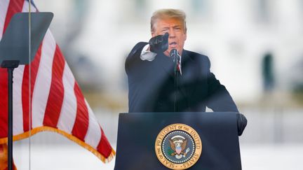 Le président américain sortant, Donald Trump, lors d'un meeting, le 6 janvier 2021 à Washington. (JIM BOURG / REUTERS)