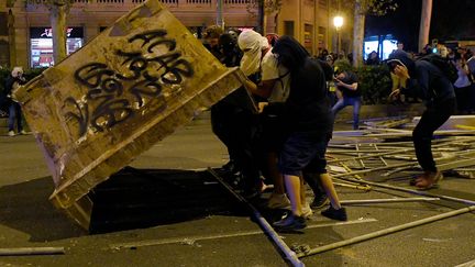 Des manifestants affrontent les forces de l'ordre à Barcelone, le 16 octobre 2019.&nbsp; (LLUIS GENE / AFP)