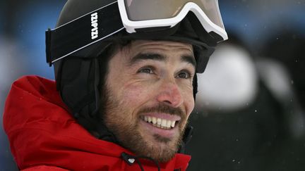 Le skieur acrobatique français Kevin Rolland, le&nbsp;17 février, lors des qualifications de halfpipe à&nbsp;Zhangjiakou, aux Jeux olympiques de Pékin.&nbsp; (BEN STANSALL / AFP)