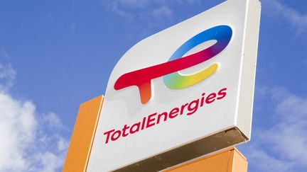 L'enseigne du groupe TotalEnergies sur une station-service de Briançon (Hautes-Alpes), le 10 octobre 2022. (THIBAUT DURAND / HANS LUCAS / AFP)