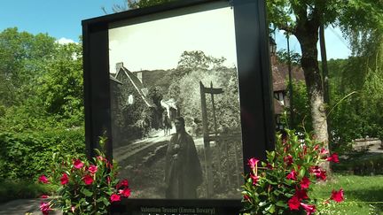 Des photos des tournages d'Emma Bovary exposées dans les rues de Lyons-la-Forêt (France 3 Normandie)