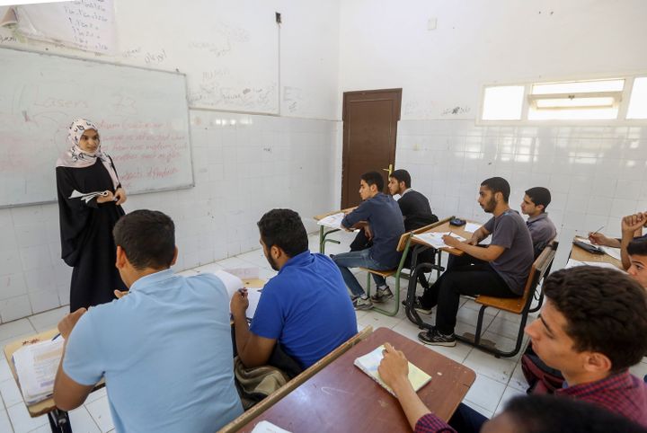 Des lycéens suivent des cours de rattrapage dans un lycée d'un quartier de Tripoli épargné par les combats, le 20 mai 2019. (MAHMUD TURKIA / AFP)