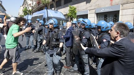 Des contribuables italiens affrontent les forces de l'ordre, devant le bureau de l'agence nationale de collecte d'imp&ocirc;ts, le 11 mai 2012 &agrave; Naples.&nbsp; (CARLO HERMANN / AFP)