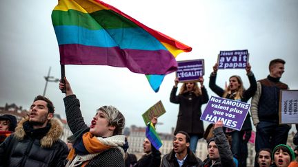 Des manifestants sont rassembl&eacute;s &agrave; Lyon&nbsp;(Rh&ocirc;ne) pour soutenir l'ouverture du mariage aux couples homosexuels, le 26 janvier 2013. (AFP PHOTO / JEFF PACHOUD)