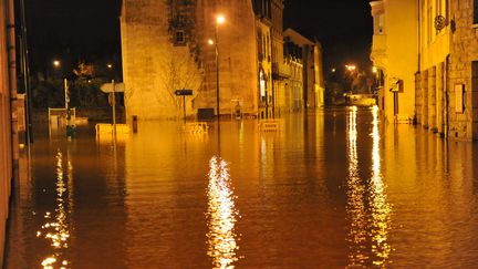 Les rues de Morlaix (Finist&egrave;re) sont inond&eacute;es, le 6 f&eacute;vrier 2014, lors du passage de la temp&ecirc;te Qumaira. (MAXPPP)