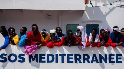 Arrivée du bateau de secours Aquarius-SOS Méditerranée au port de Salerne en Italie, le 26 mai 2017, avec à son bord 1004 migrants subsahariens et de Libye, Mali, Pakistan, Nigeria et Maroc. Parmi eux 214 mineurs et 118 femmes dont 21 avec des enfants. (Paolo Manzo/NurPhoto/AFP)