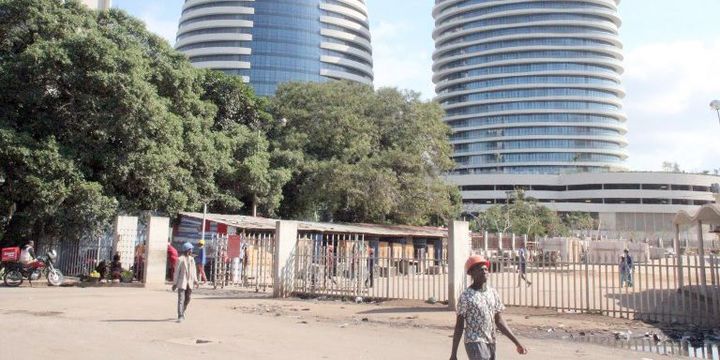 Des passants dans le centre de Maputo, capitale du Mozambique.  (Jeronimo Muianga / dpa)