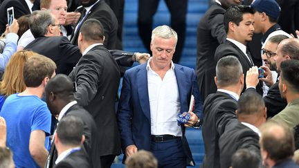 Le sélectionneur de l'équipe de France Didier Deschamps quitte la tribune officielle du stade de France, à Saint-Denis (Seine-Saint-Denis), après la défaite des Bleus face au Portugal en finale de l'Euro de football. (NIVIERE / SIPA)