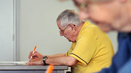 Des retrait&eacute;s participent &agrave; des &eacute;preuves du baccalaur&eacute;at, le 13 juin 2012 &agrave; Orl&eacute;ans. (ALAIN JOCARD / AFP)