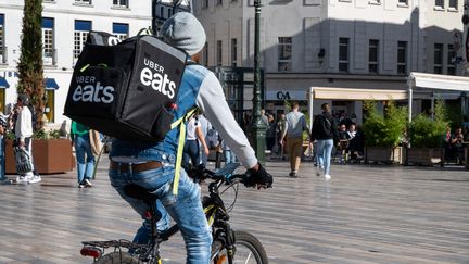 Un livreur Uber Eats à Orléans (Loiret), le 17 septembre 2022. (RICCARDO MILANI / HANS LUCAS / AFP)