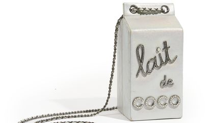 Ventes Chanel vintage chez Artcurial du 21 au 27 octobre : sac "Lait de Coco" en cuir irisé argent orné d'une inscription en métal rehaussé de strass et de perles nacrées, collection automne-hiver 2014-15.&nbsp;Estimation : 2 500 – 2 700 € (ARTCURIAL)