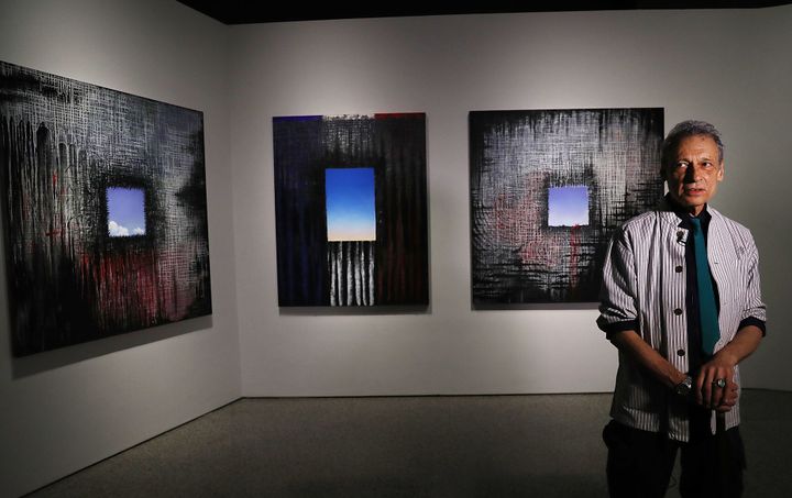 L'artiste Ejay Weiss près de ses oeuvres accrochées à l'exposition "Rendering the Unthinkable" au Musée du 11 Septembre de New York
 (SPENCER PLATT / GETTY IMAGES NORTH AMERICA / AFP)